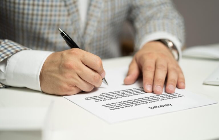 Comprendre la clause suspensive : enjeux et implications dans un contrat