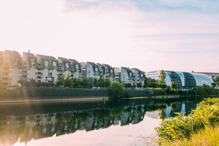L&rsquo;impact de l&rsquo;environnement sur le marché immobilier contemporain