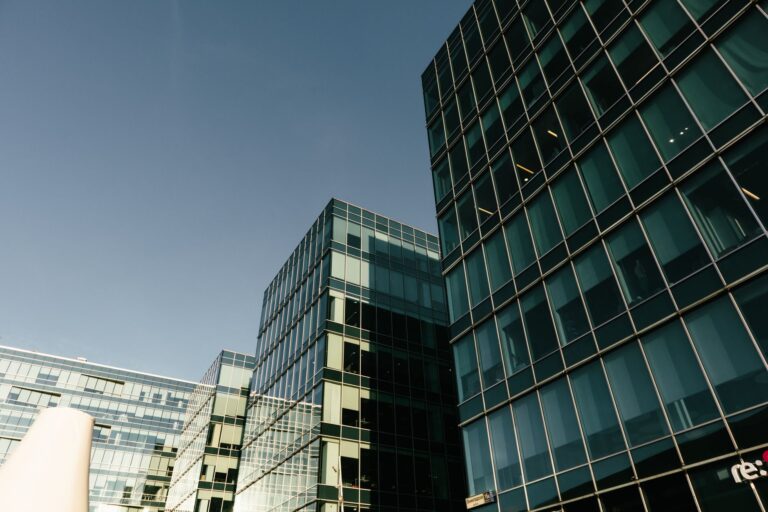 Investir dans l’immobilier commercial : opportunités et risques